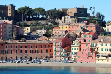 Sestri Levante, İtalya - 17 Ocak 2025. Denizde kayadan manzara, Sessizlik Körfezi, Sestri-Levante, İtalya 'nın balıkçı körfezi. Turizm ve eğlence sektörü. Ekolojik olarak temiz doğa. Geleneksel eski binalar. Tarihi bir merkez. Yüksek kalite fotoğraf