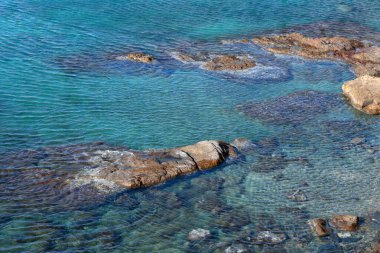 Gök mavisi deniz ve taşların suyu. Güneşli bir hava. Liguria 'da tatil. Doğa ve meditasyon. Yazın dağlar ve güneş. - Evet. Yüksek kalite fotoğraf