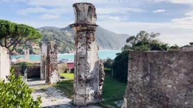 Güneşli bir günde Aziz Catherine kilisesinin kalıntıları. Liguria ve geleneksel eski bina. Sestri Levante, deniz kasabası. - Evet. Yüksek kalite 4k görüntü