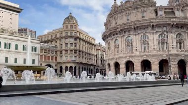 Cenova, İtalya - 24 Ocak 2025. Cenova 'da çeşmesi olan Ferrari Meydanı. Eski kasabanın mimarisi ve binaları. 2025 'in güneşli kış gününde yukarıdan görüntü. Yüksek kalite 4k görüntü