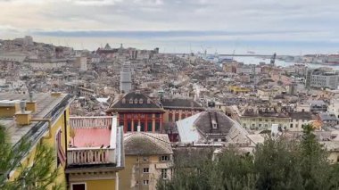 Cenova, İtalya - 24 Ocak 2025. Ceneviz şehri panoraması gözlem güvertesinden. Liman, İtalya 'daki eski Liguria kasabasının mimarisi ve binaları. 2025 'in güneşli kış gününde yukarıdan görüntü. Yüksek