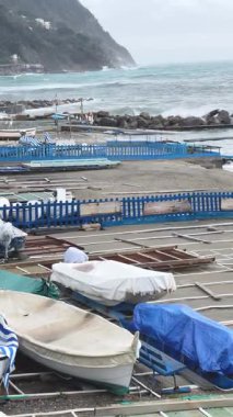 Yat limanında üstü örtülü tekneler. Balıkçılık ve mevsim. Deniz ve yaşam tarzı. - Evet. Yüksek kalite 4k görüntü