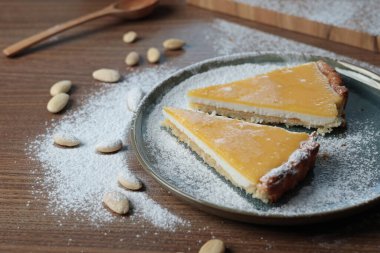 Bir tabak badem ununda kek ve mutfakta doğal meyve. Fındıklar masada. Sağlıklı gıda ve ürünler. Organik malzemeler ve vejetaryen gıdalar. - Evet. Yüksek kalite fotoğraf