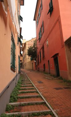 Geleneksel binalar ve merdivenler, eski şehrin dar sokakları. İtalya 'nın Ceneviz ve Ortaçağ mimarisi. Pencereler ve kapılar. - Evet. Yüksek kalite fotoğraf