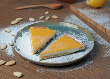 Bir tabak badem ununda kek ve mutfakta doğal meyve. Fındıklar masada. Sağlıklı gıda ve ürünler. Organik malzemeler ve vejetaryen gıdalar. - Evet. Yüksek kalite fotoğraf