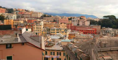 Ceneviz şehri panoraması gözlem güvertesinden. Liman, İtalya 'daki eski Liguria kasabasının mimarisi ve binaları. 2025 'in güneşli kış gününde yukarıdan görüntü. Yüksek kalite fotoğraf