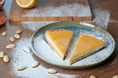 Bir tabak badem ununda kek ve mutfakta doğal meyve. Fındıklar masada. Sağlıklı gıda ve ürünler. Organik malzemeler ve vejetaryen gıdalar. - Evet. Yüksek kalite fotoğraf