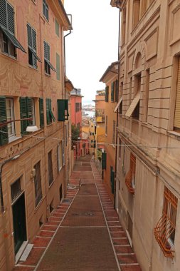 Geleneksel binalar ve merdivenler, eski şehrin dar sokakları. İtalya 'nın Ceneviz ve Ortaçağ mimarisi. Pencereler ve kapılar. - Evet. Yüksek kalite fotoğraf