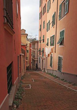 Geleneksel binalar ve merdivenler, eski şehrin dar sokakları. İtalya 'nın Ceneviz ve Ortaçağ mimarisi. Pencereler ve kapılar. - Evet. Yüksek kalite fotoğraf