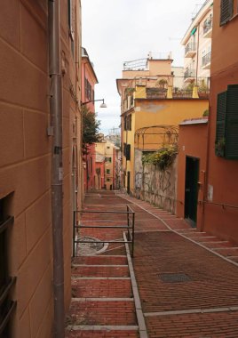 Geleneksel binalar ve merdivenler, eski şehrin dar sokakları. İtalya 'nın Ceneviz ve Ortaçağ mimarisi. Pencereler ve kapılar. - Evet. Yüksek kalite fotoğraf