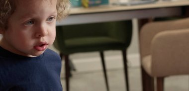 Üç yaşında küçük bir çocuk odada çizgi film seyrediyor. Çocuklar ve yaşam tarzı. Duygusal zeka. - Evet. Yüksek kalite fotoğraf