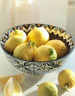 Tabakta yeşil, yabani limonlar var. Çevre dostu ürün. Çevre dostu saf doğal ürün. - Evet. Yüksek kalite fotoğraf