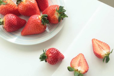 Ev bahçesinden dilimlenmiş çilek grubu tabakta. Güneş günü. Çevre dostu saf doğal ürün. - Evet. Yüksek kalite fotoğraf