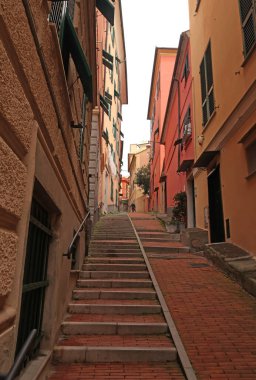 Geleneksel binalar ve merdivenler, eski şehrin dar sokakları. İtalya 'nın Ceneviz ve Ortaçağ mimarisi. Pencereler ve kapılar. - Evet. Yüksek kalite fotoğraf