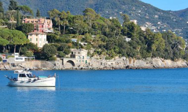 Santa Margherita, İtalya - 13 Kasım 2024. Denizde kayadan manzara, Sessizlik Körfezi, balıkçı körfezi, İtalya. Turizm ve eğlence sektörü. Ekolojik olarak temiz doğa. Geleneksel eski binalar. Tarihi Merkez