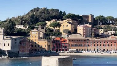 Sestri Levante, İtalya - 17 Ocak 2025. Denizde kayadan manzara, Sessizlik Körfezi, Sestri-Levante, İtalya 'nın balıkçı körfezi. Turizm ve eğlence sektörü. Ekolojik olarak temiz doğa. Geleneksel eski