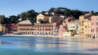 Sestri Levante, İtalya - 17 Ocak 2025. Denizde kayadan manzara, Sessizlik Körfezi, Sestri-Levante, İtalya 'nın balıkçı körfezi. Turizm ve eğlence sektörü. Ekolojik olarak temiz doğa. Geleneksel eski
