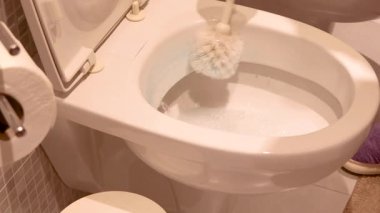 Sarı lastik eldivenli bir kadın fırça ve temizleyici ile klozet temizler. Ev temizliği. Evin içi mi? Yüksek kalite 4k görüntü