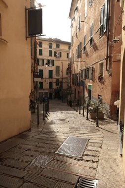 Geleneksel binalar ve merdivenler, eski şehrin dar sokakları. İtalya 'nın Ceneviz ve Ortaçağ mimarisi. Pencereler ve kapılar. - Evet. Yüksek kalite fotoğraf