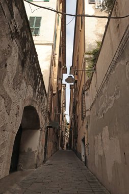 Geleneksel binalar, eski şehrin yayalara ayrılmış dar sokakları. Cenova ve İtalya 'nın ortaçağ mimarisi. Pencereler, kemerler ve kapılar. - Evet. Yüksek kalite fotoğraf