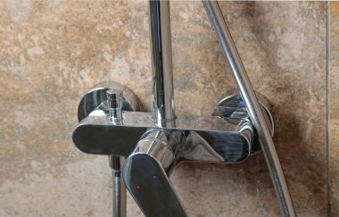 Temizlikten sonra modern koyu renkli mermer fayansların duş kabinindeki temiz musluk. Banyodaki temizlik için. Evle ve siparişlerle ilgileniyorum. Yüksek kalite fotoğraf