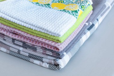 Waffle mutfak havlularını, flanel kumaşları yıkadıktan sonra temizlik. Yastık kılıfları, ütüden sonra yorgan kılıfı. Temizlik ve oda temizliği. - Evet. Yüksek kalite fotoğraf