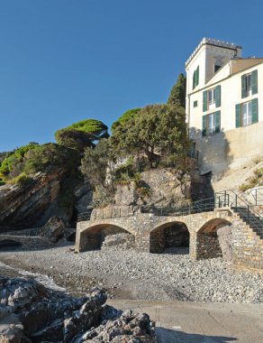 Turistler için taş yolu olan deniz ve uçurum. Panorama ve rahatlama. Güneşli bir gün ve huzur. Zoagli, Ceneviz, İtalya. - Evet. Yüksek kalite fotoğraf