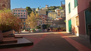 Şehir merkezi meydanı. Geleneksel binalar. Deniz kenarında turizm, Liguria. Zoagli, İtalya - 15 Kasım 2024. Yüksek kalite fotoğraf