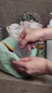 Kadın guasha fırçasını makyaj çantasına koyup modern banyoda kapatıyor. Güzellik ve bakım, masaj, spa tedavisi. - Evet. Yüksek kalite 4k görüntü