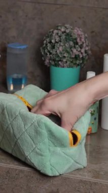 Kadınlar, Guasha 'yı makyaj çantasından modern banyoda çıkarıyorlar. Güzellik ve bakım, masaj, spa tedavisi. - Evet. Yüksek kalite 4k görüntü