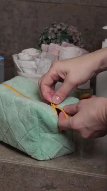 Kadın makyaj çantasını açtı ve modern banyoda guaj fırçasını çıkardı. Güzellik ve bakım, masaj, spa tedavisi. - Evet. Yüksek kalite 4k görüntü