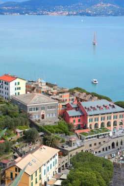 Yatlar, Porto Venere, Liguria körfezinde tekneler. İtalya 'da deniz ve turizm. Geleneksel binalar. Tasarım için arka plan. - Evet. Yüksek kalite fotoğraf