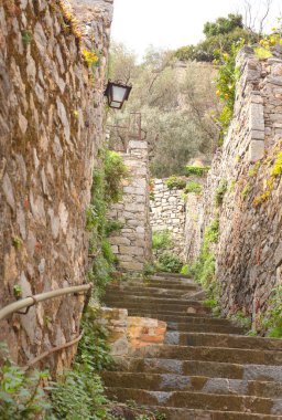 Liguria, Porto Venere körfezindeki ortaçağ ev duvarları arasında taş adımlar. İtalya 'da turizm. Geleneksel binalar. Tasarım için arka plan. - Evet. Yüksek kalite fotoğraf