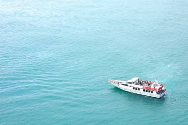 Porto Venere, Liguria 'da yolcu taşıyan bir turist gemisi. İtalya 'da deniz ve turizm. Tasarım için arka plan. - Evet. Yüksek kalite fotoğraf