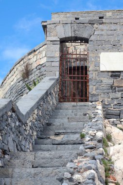 Liguria, Porto Venere körfezindeki ortaçağ ev duvarları arasında taş adımlar. İtalya 'da turizm. Geleneksel binalar. Tasarım için arka plan. - Evet. Yüksek kalite fotoğraf