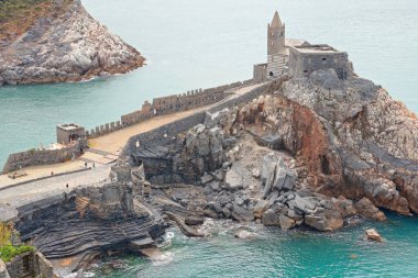 Taş basamaklar, ortaçağ kilisesi, Porto Venere, Liguria 'da kayaların üzerindeki kale duvarları. Doğa, tekne, İtalya 'da turizm. Geleneksel binalar. Tasarım için arka plan. - Evet. Yüksek kalite fotoğraf