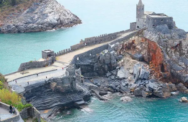 Porto Venere, Liguria 'daki kayalıklarda taş basamaklar ve ortaçağ kale duvarları. Doğa, İtalya 'da turizm. Geleneksel binalar. Tasarım için arka plan. - Evet. Yüksek kalite fotoğraf