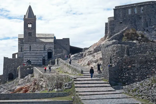Taş basamaklar ve ortaçağ kilisesi Porto Venere, Liguria 'nın kayalıklarında kale duvarları. Doğa, İtalya 'da turizm. İnşaat ve mimarlık. Tasarım için arka plan. - Evet. Yüksek kalite fotoğraf