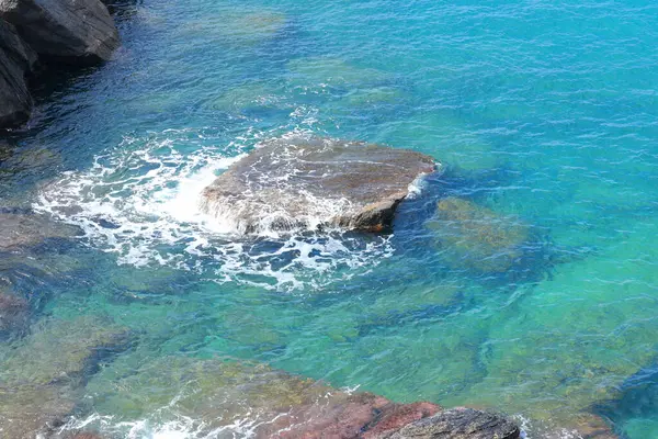Porto Venere, İtalya 'daki turkuaz denize bakın. Panorama ve doğa. Güneşli bir gün ve huzur. Yüksek kalite fotoğraf