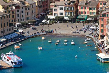 Portofino, İtalya - 07 Nisan 2025. Yatlar, Liguria körfezindeki tekneler. İtalya 'da deniz ve turizm. Geleneksel binalar. Tasarım için arka plan. Yüksek kalite fotoğraf