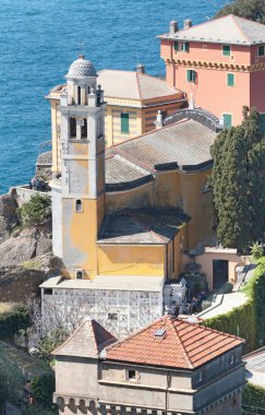 Portofino, İtalya - 07 Nisan 2025. Liguria körfezindeki kilise. İtalya 'da deniz ve turizm. Geleneksel binalar. - Evet. Yüksek kalite fotoğraf