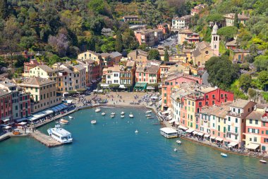 Portofino, İtalya - 07 Nisan 2025. Yatlar, Liguria körfezindeki tekneler. İtalya 'da deniz ve turizm. Geleneksel binalar. Tasarım için arka plan. Yüksek kalite fotoğraf