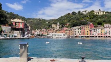 Portofino, İtalya - 07 Nisan 2025. Yatlar, Liguria körfezindeki tekneler. İtalya 'da deniz ve turizm. Geleneksel binalar. Tasarım için arka plan. Yüksek kalite 4k görüntü