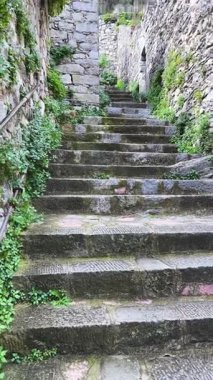 Liguria, Portofino körfezindeki ortaçağ ev duvarları arasında taş adımlar. İtalya 'da turizm. Geleneksel binalar. Tasarım için arka plan. - Evet. Yüksek kalite 4k görüntü