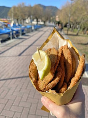 Yağda kızartılmış ançüezler. Geleneksel yerel balık yemeği. Denizde bir sürü yiyecek. Fast food. İtalya, Liguria ve ulusal yemekler. - Evet. Yüksek kalite fotoğraf