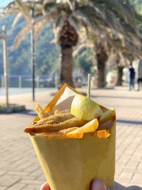 Yağda kızartılmış ançüezler. Geleneksel yerel balık yemeği. Denizde bir sürü yiyecek. Fast food. İtalya, Liguria ve ulusal yemekler. - Evet. Yüksek kalite fotoğraf