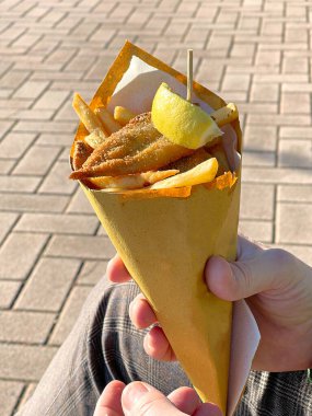 Yağda kızartılmış ançüezler. Geleneksel yerel balık yemeği. Denizde bir sürü yiyecek. Fast food. İtalya, Liguria ve ulusal yemekler. - Evet. Yüksek kalite fotoğraf