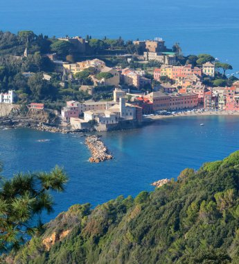 Denizde kayadan manzara, Sessizlik Körfezi, Sestri-Levante, İtalya 'nın balıkçı körfezi. Turizm ve eğlence sektörü. Ekolojik olarak temiz doğa. Geleneksel eski binalar. Tarihi bir merkez. Yüksek kalite
