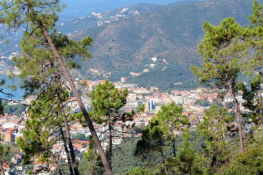 Dağdan Liguria 'nın deniz ve şehir manzarası. Doğa ve geleneksel binalar. Güneşli bir gün. Akdeniz 'in körfezi ve manzarası. Turizm ve tatil. - Evet. Yüksek kalite fotoğraf
