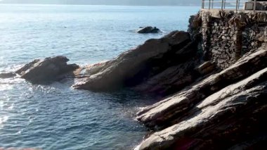 Turistler için deniz ve kaya kaldırımı. Panorama ve rahatlama. Güneşli ve sakin bir gün. - Evet. Yüksek kalite 4k görüntü